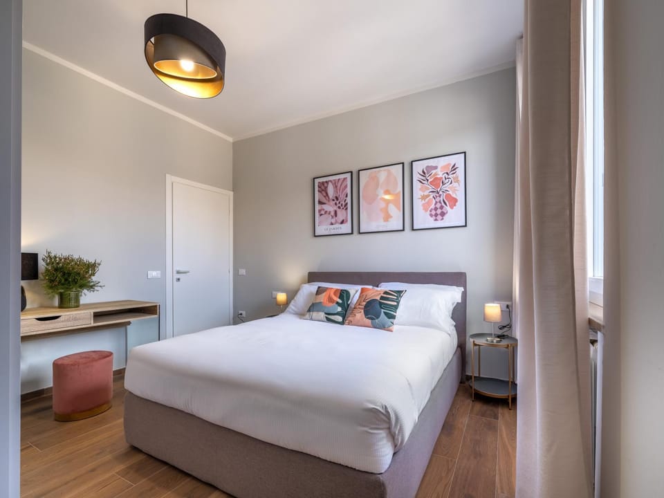 Photo of the whole room, Bedroom