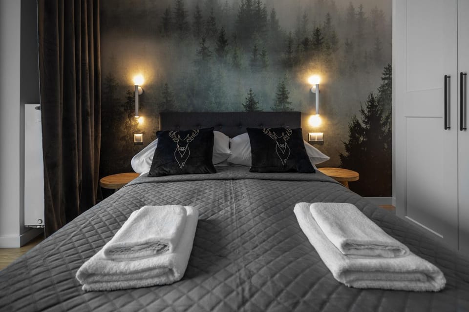 Bed, Bedroom, towels