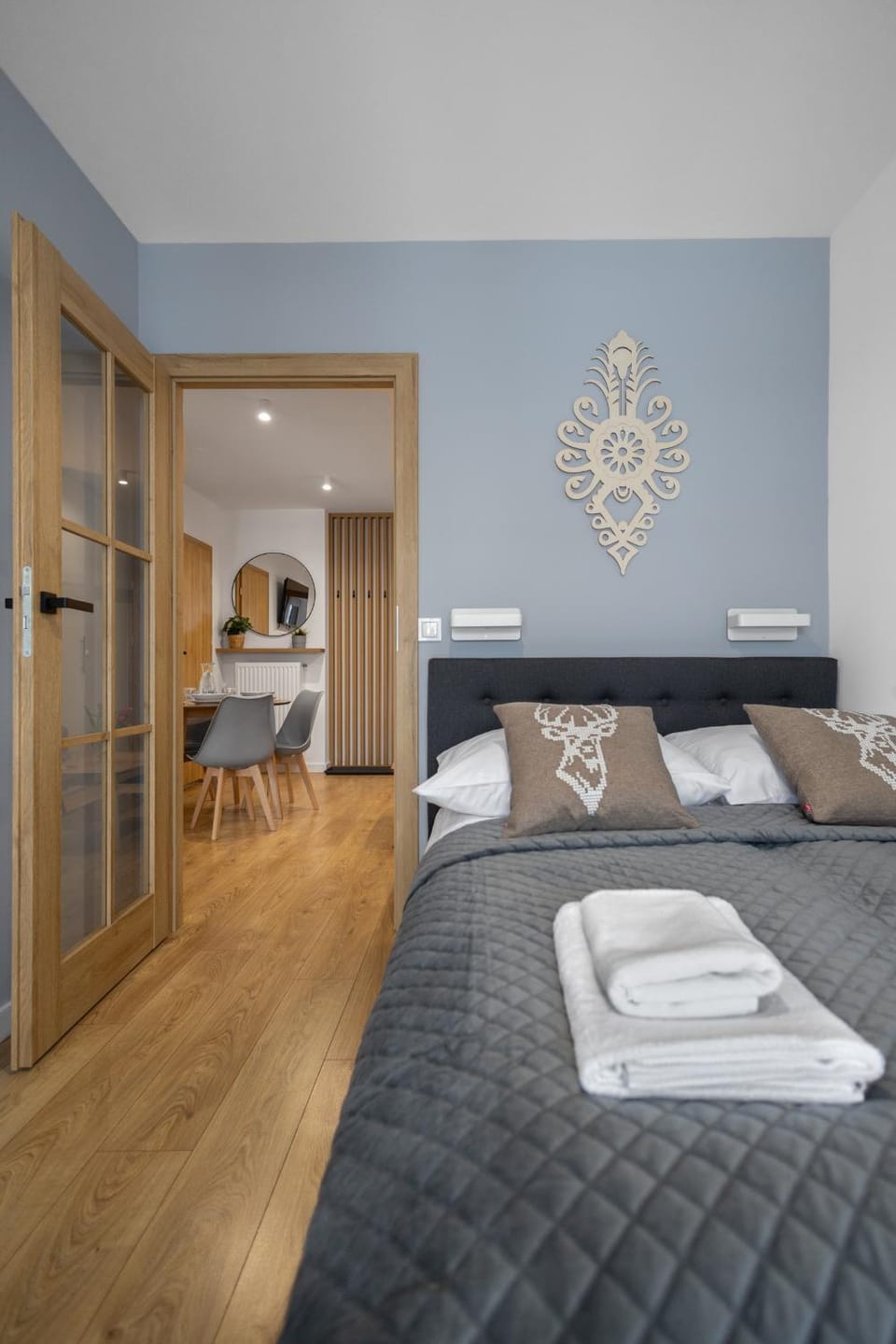 Bed, Dining area, Bedroom, towels