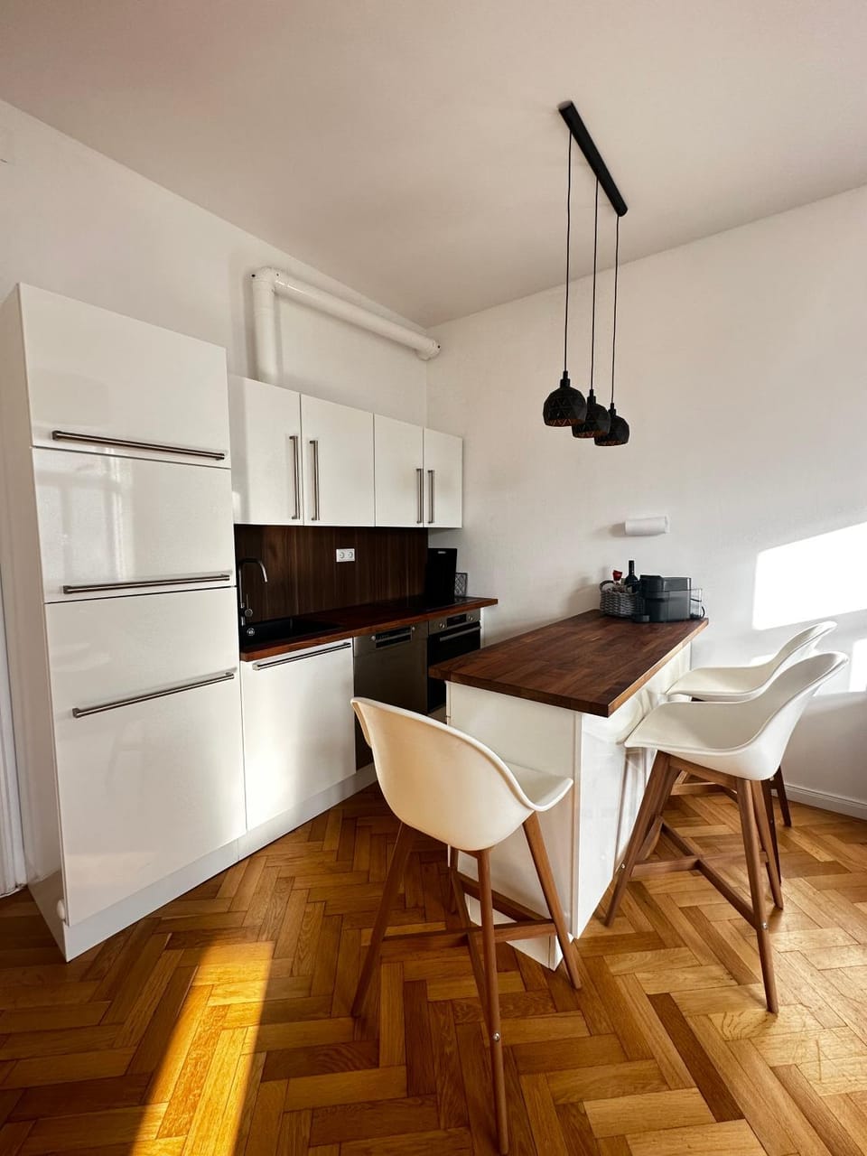 Kitchen or kitchenette, Seating area, Dining area, minibar, pet friendly, stove
