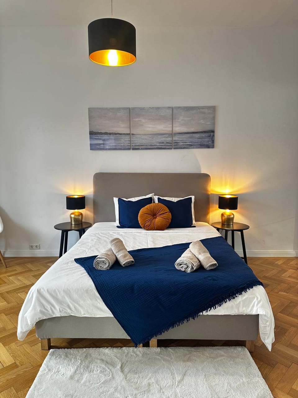 Bed, Bedroom, towels