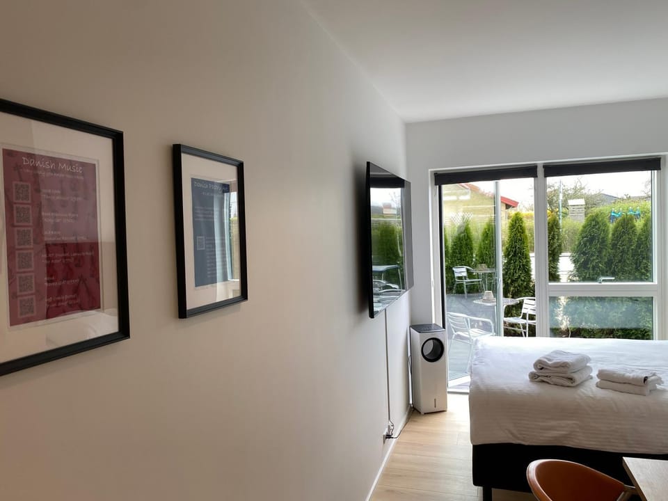 Bed, TV and multimedia, View (from property/room), Balcony/Terrace, Bedroom, towels