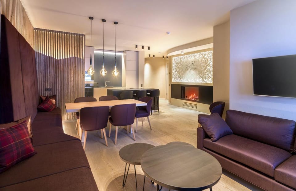 TV and multimedia, Living room, Seating area, Dining area, fireplace