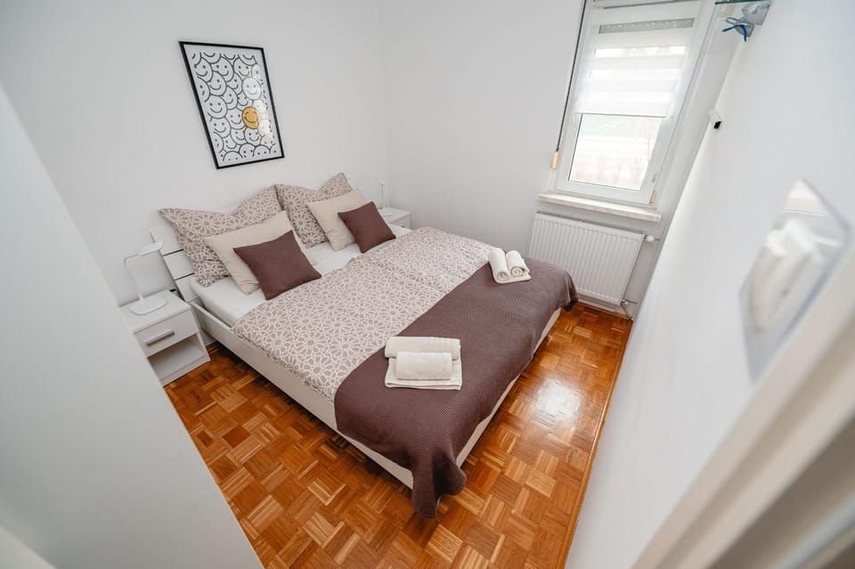Bed, Bedroom, towels
