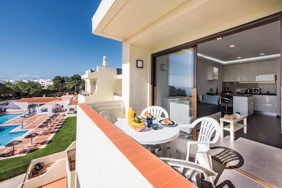 Balcony/Terrace, Dining area, Pool view