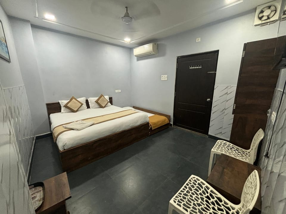 Photo of the whole room, air conditioner