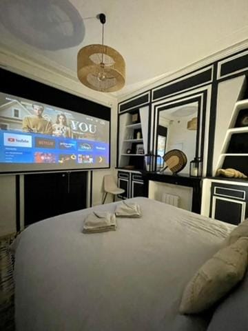 Bed, TV and multimedia, Bedroom