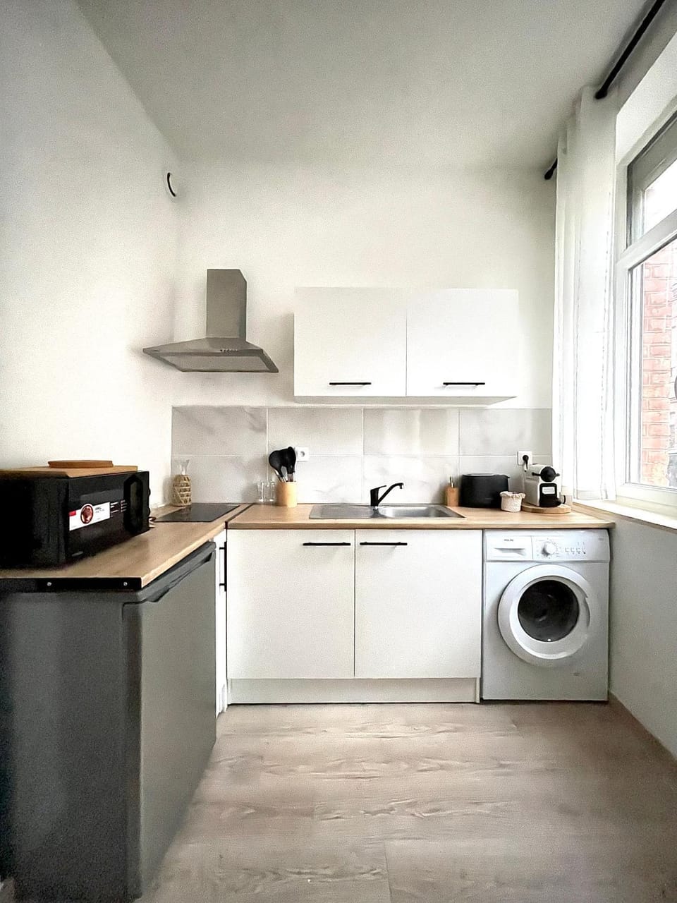 Kitchen or kitchenette, stove, washing machine, kitchen