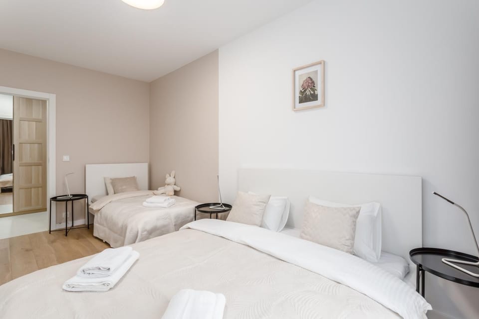 Bed, Bedroom, towels