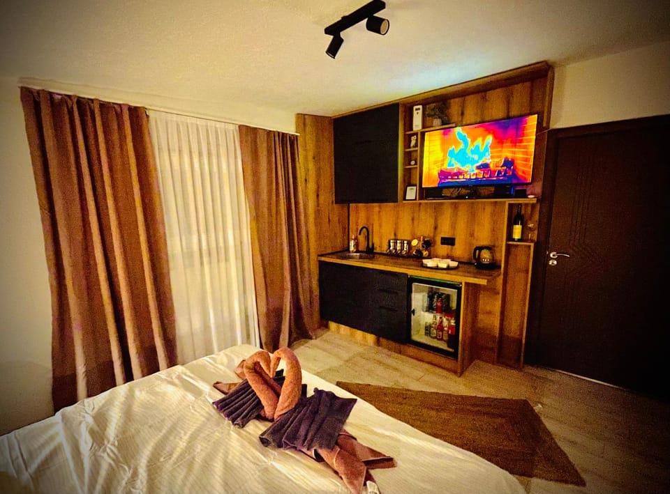 Bed, TV and multimedia, Kitchen or kitchenette, Photo of the whole room