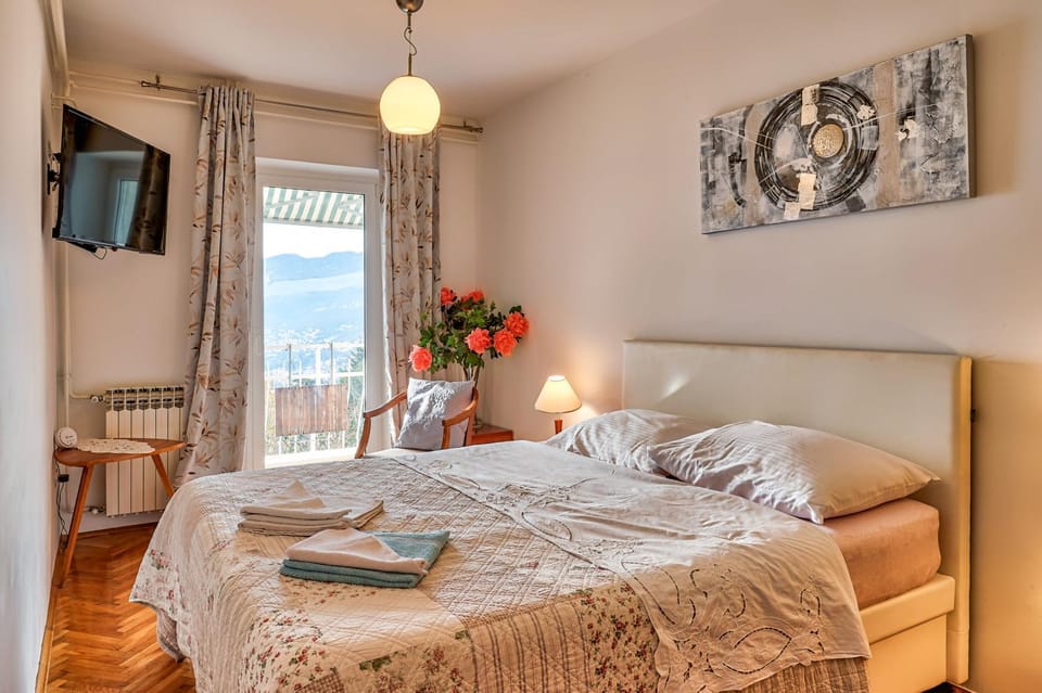 Bed, TV and multimedia, View (from property/room), Bedroom, City view, Mountain view, Sea view, towels, air conditioner