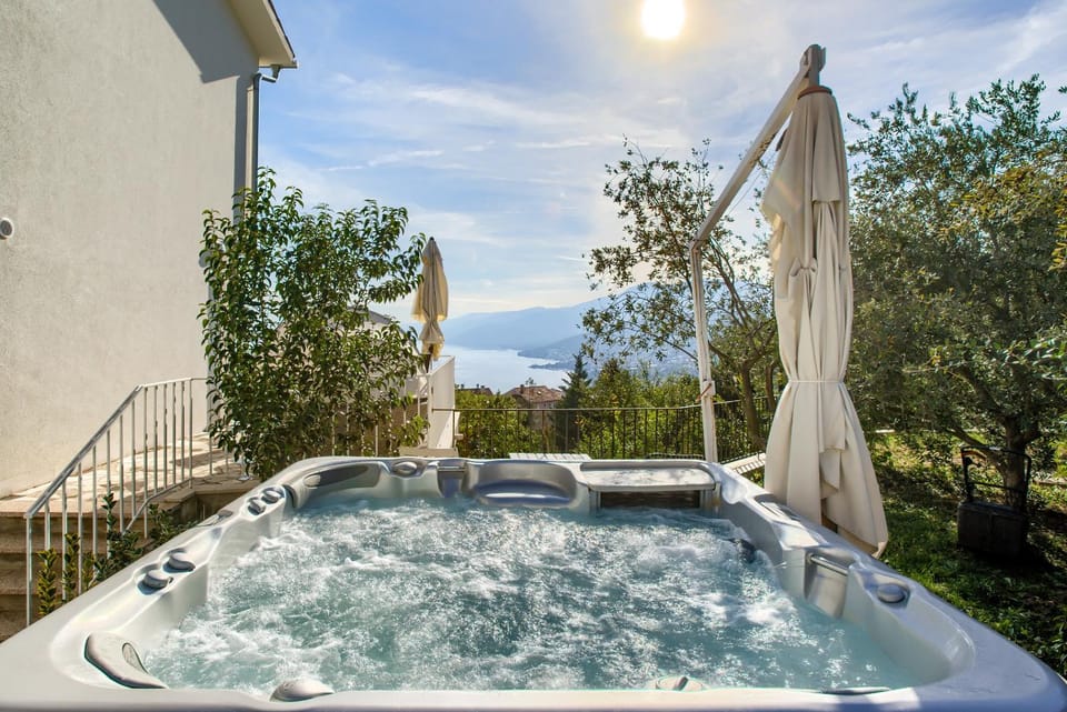 Property building, Day, Natural landscape, Garden, Hot Tub, Pool view