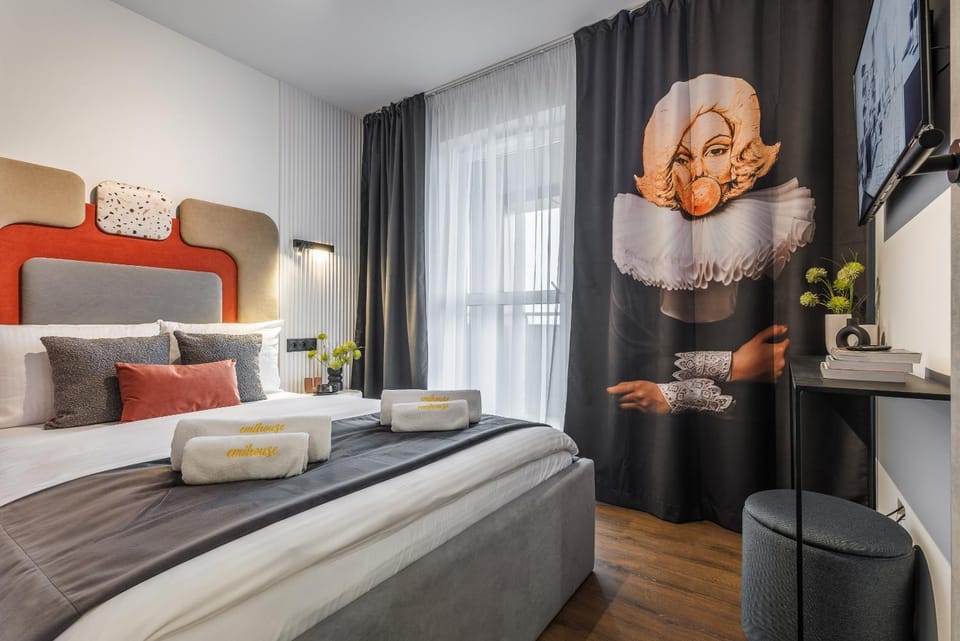 Bed, TV and multimedia, Bedroom