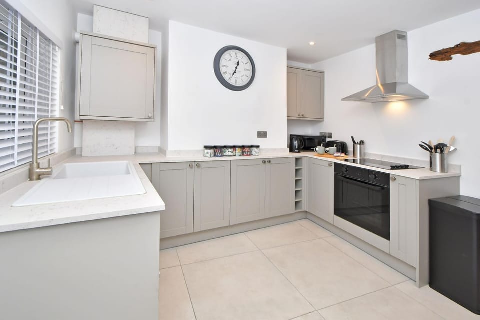 Kitchen or kitchenette, minibar, pet friendly, stove