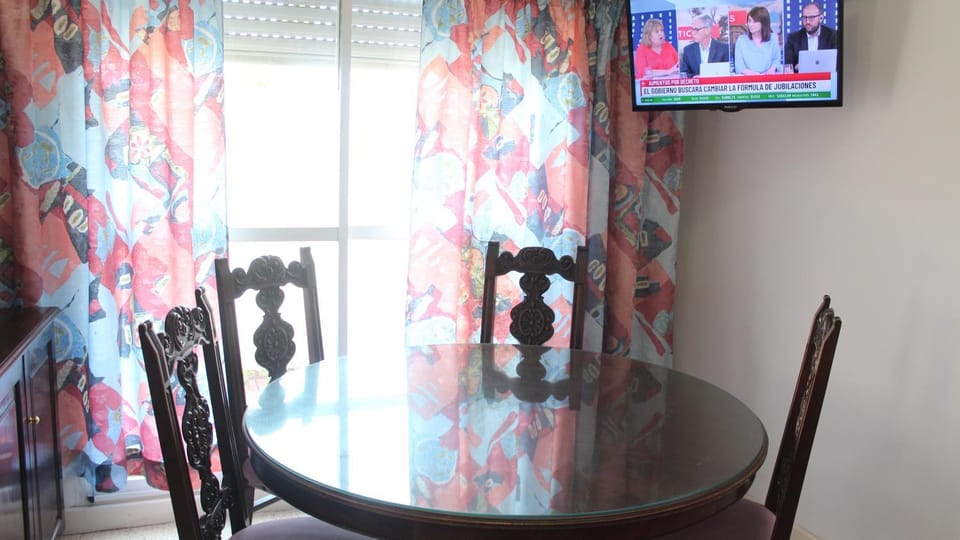 TV and multimedia, Seating area, Dining area