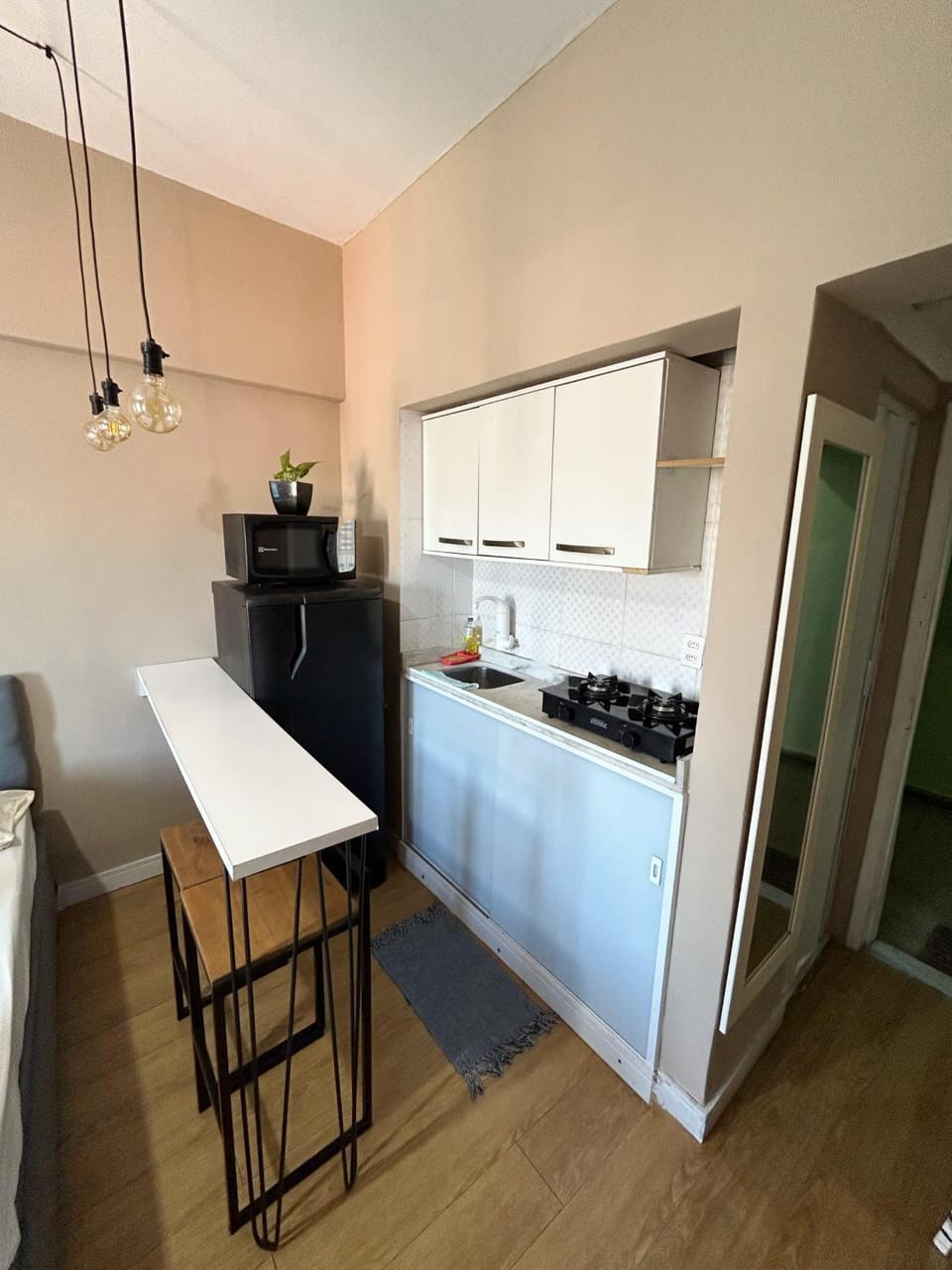 Kitchen or kitchenette, minibar, oven, stove