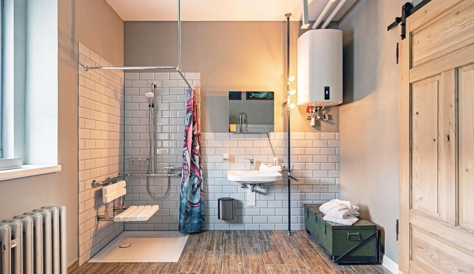 Shower, Toilet, Bathroom, towels, acessibility