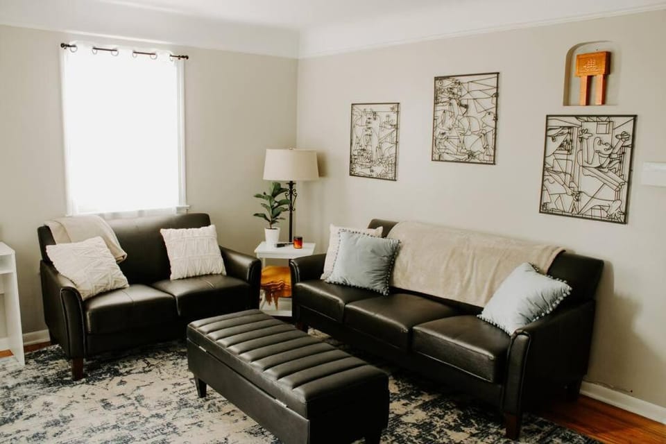 Cozy house near Lake Erie, 10 minutes to Downtown. Apartment in Cleveland Heights