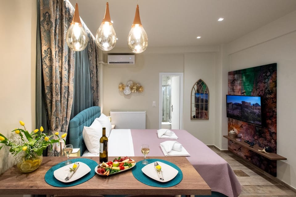 Bed, TV and multimedia, Dining area