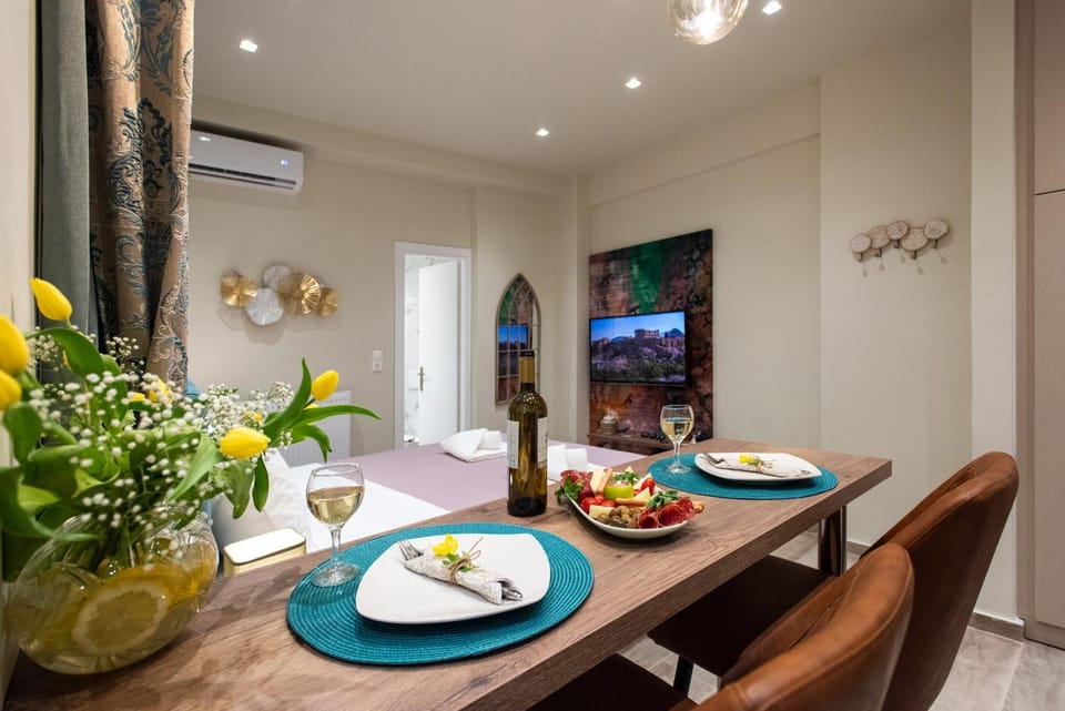 Food and drinks, Seating area, Dining area