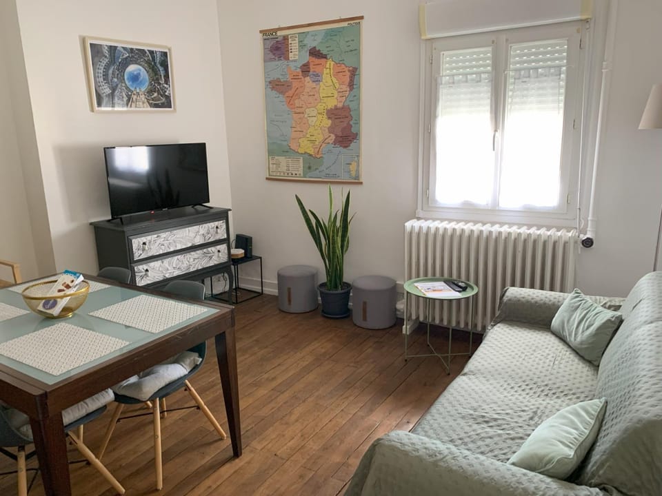 Communal lounge/ TV room, TV and multimedia, Living room, Seating area, Dining area