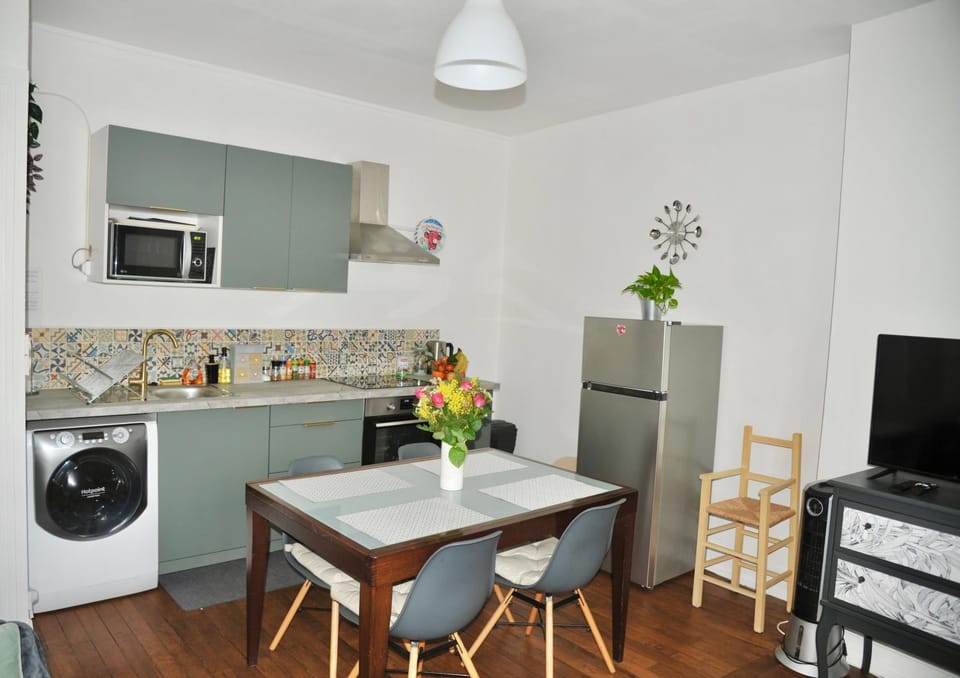 Kitchen or kitchenette, Dining area, oven, stove