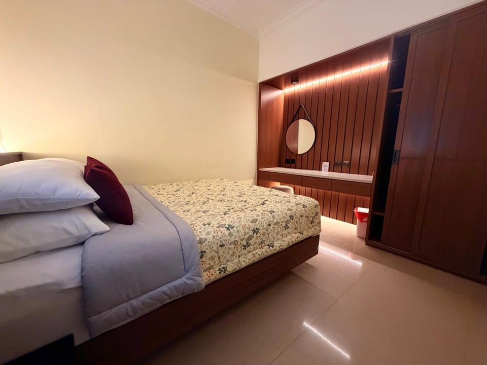 Bedroom, wardrobe