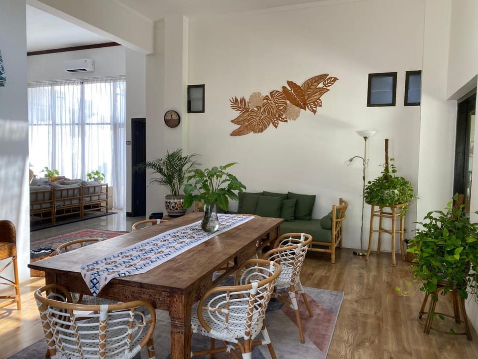 Seating area, Dining area