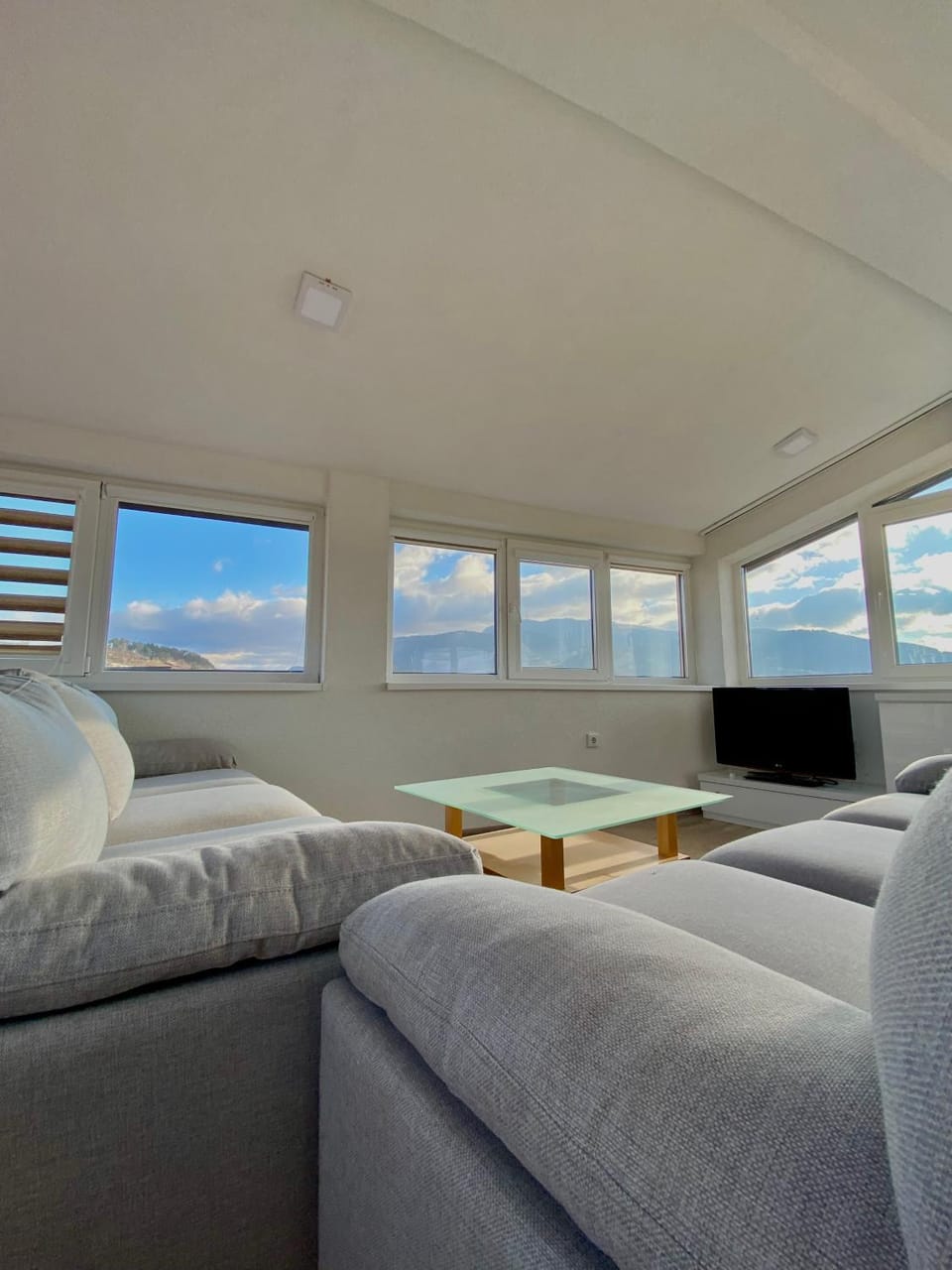 Communal lounge/ TV room, Natural landscape, TV and multimedia, Living room, Seating area, Evening entertainment