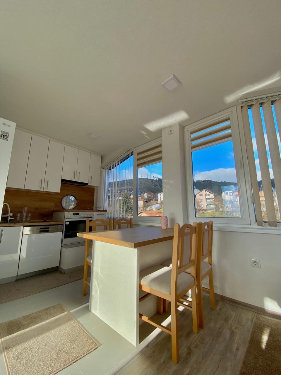 Kitchen or kitchenette, Dining area, dishwasher, pet friendly, stove