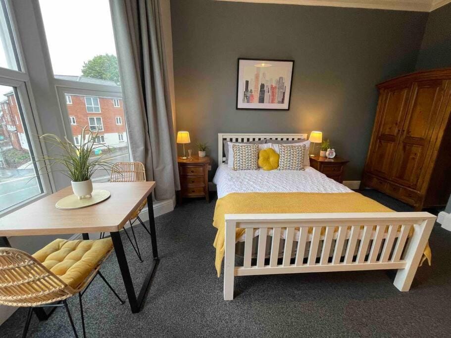 Serviced Apartment- 1 Bed-Next To Train Station Apartment in England