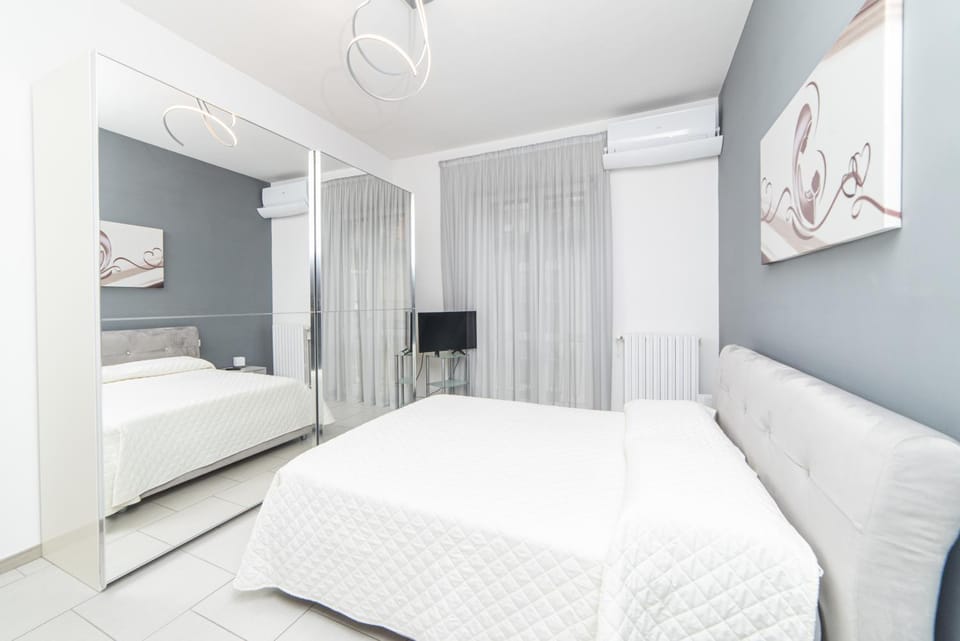 Bed, TV and multimedia, Balcony/Terrace, Balcony/Terrace, Photo of the whole room, Bedroom, locker, wardrobe, air conditioner