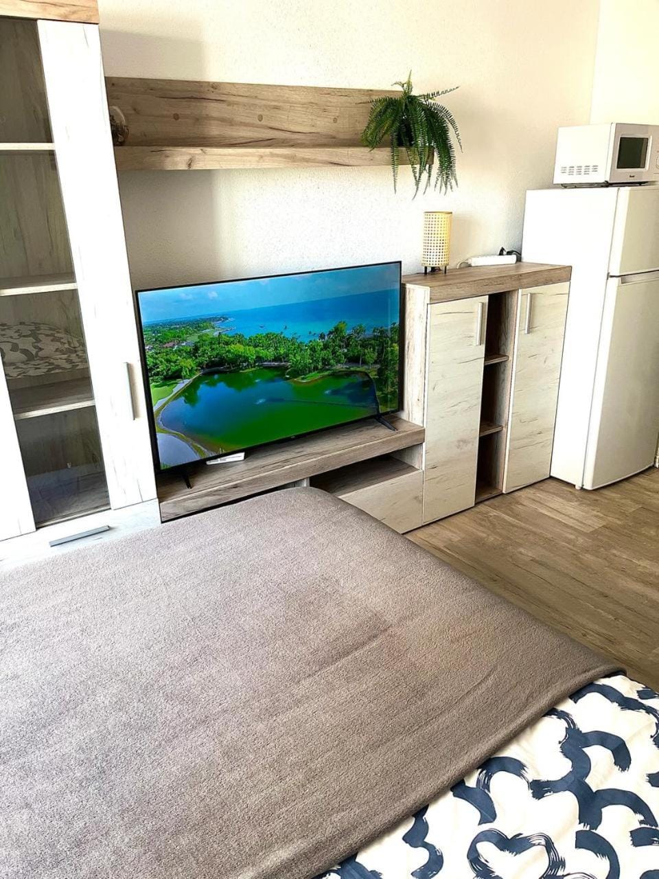 Bed, TV and multimedia, Seating area, microwave