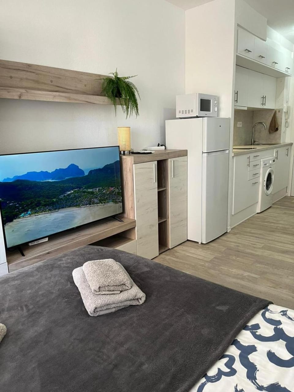 Bed, TV and multimedia, Seating area, microwave