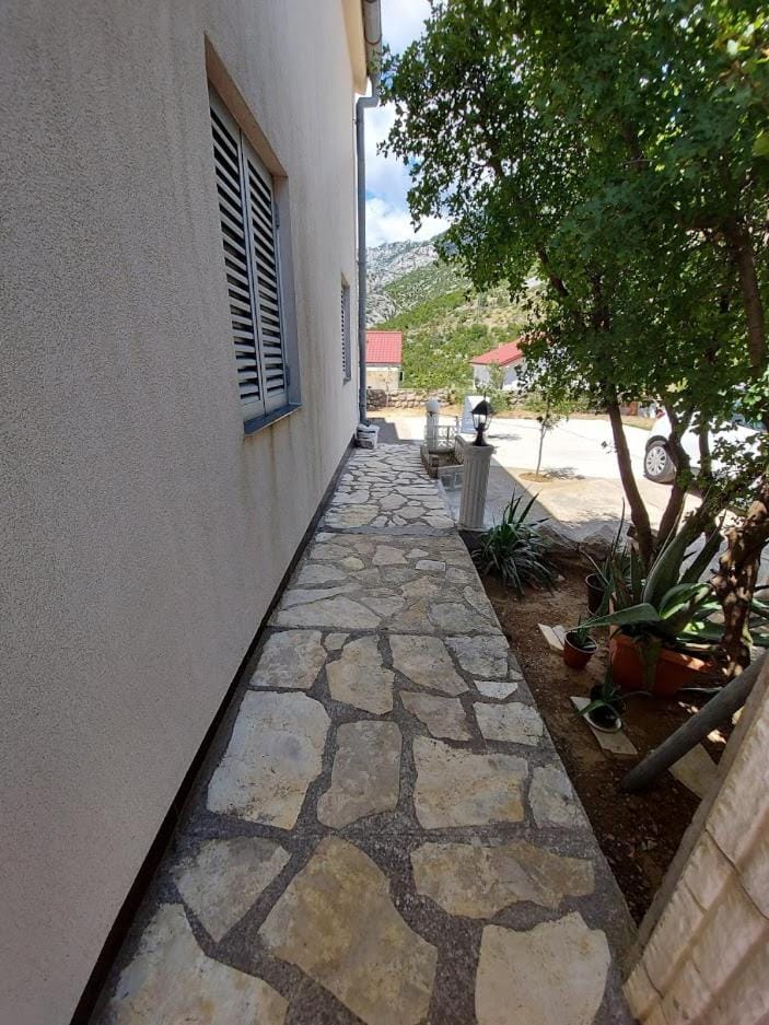 Patio, Facade/entrance