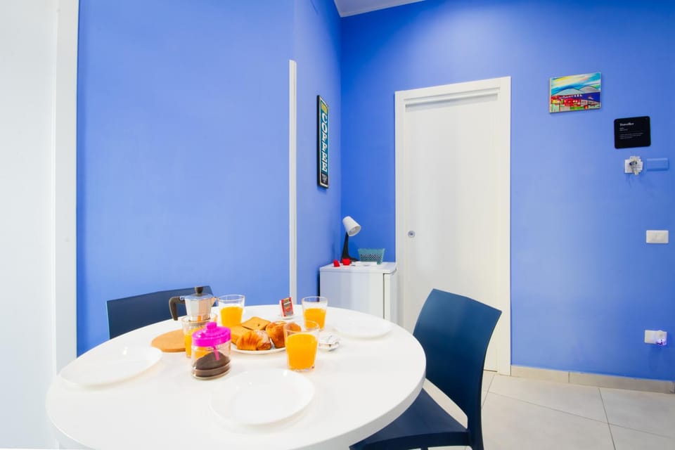 Living room, Food and drinks, Seating area, Dining area, Food, Drinks