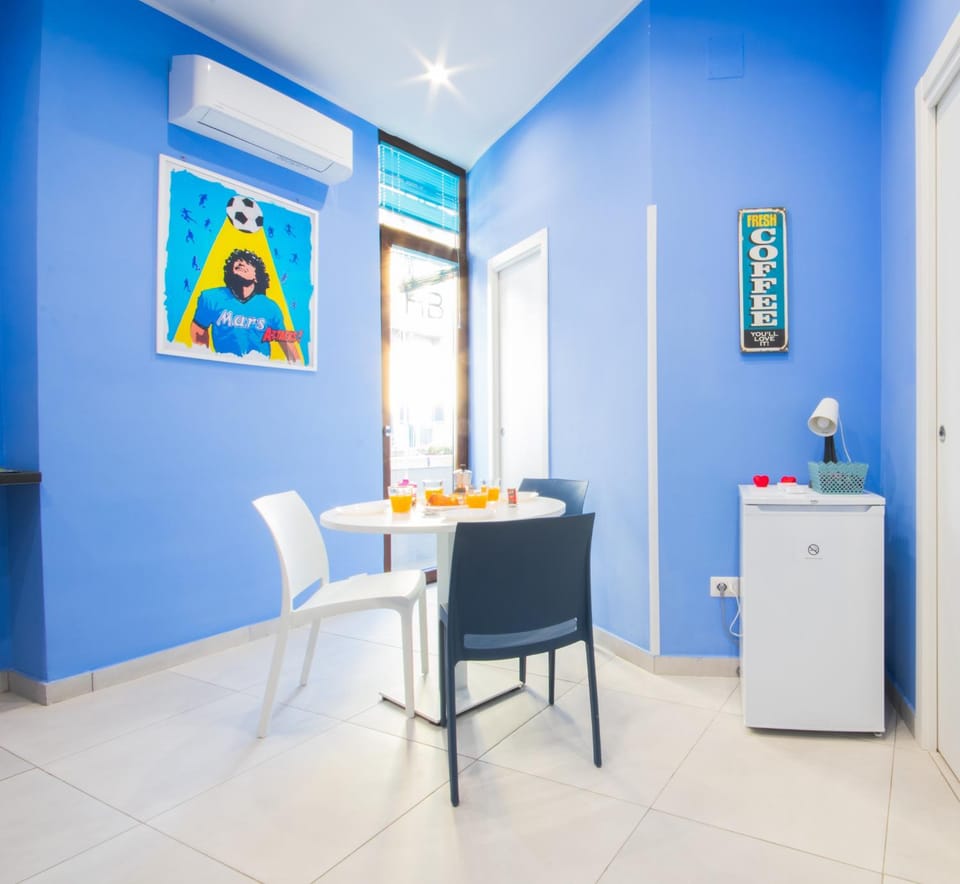 Kitchen or kitchenette, Living room, Seating area, Dining area, air conditioner