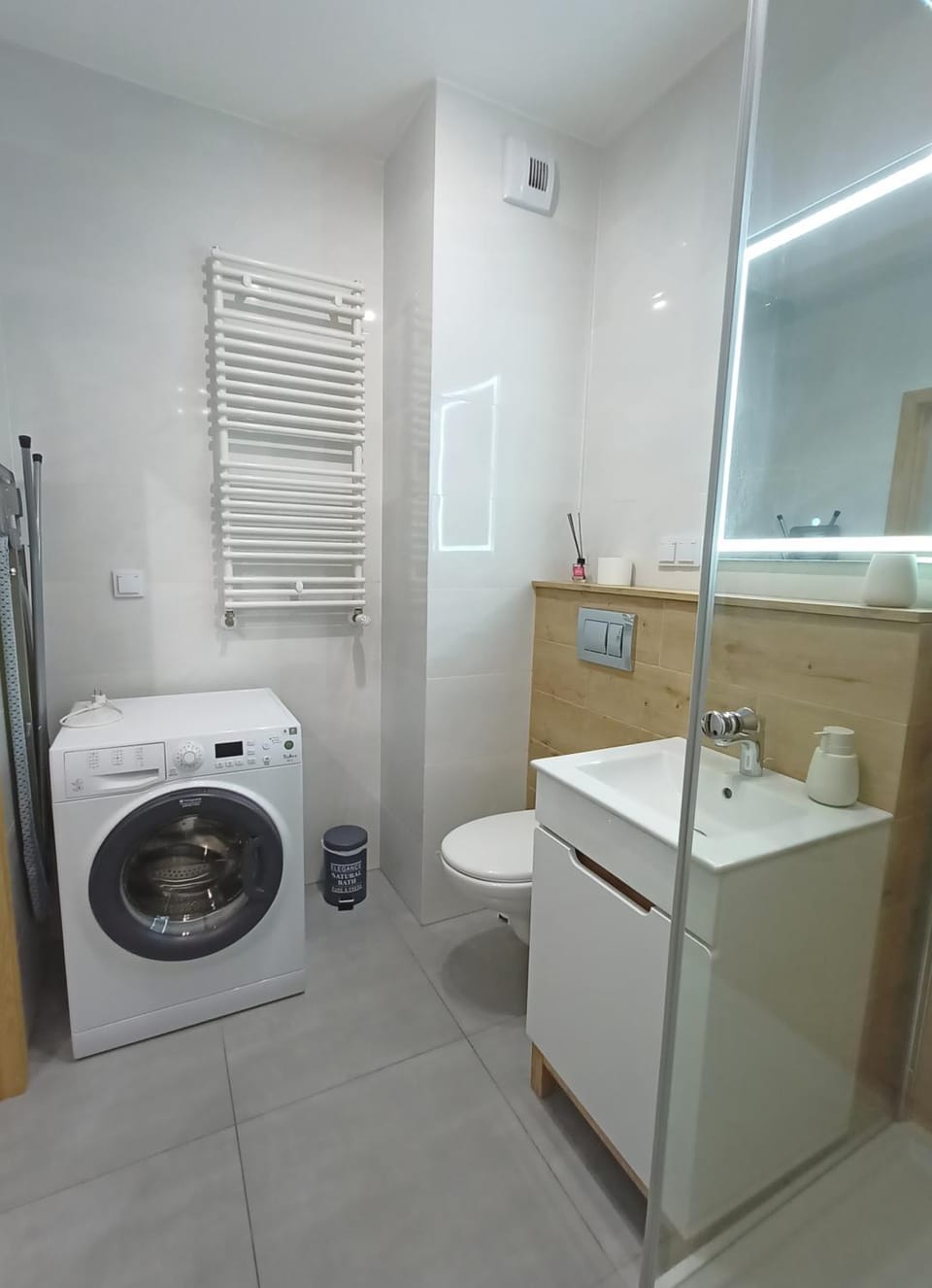 Shower, Toilet, Bathroom, towels, washing machine