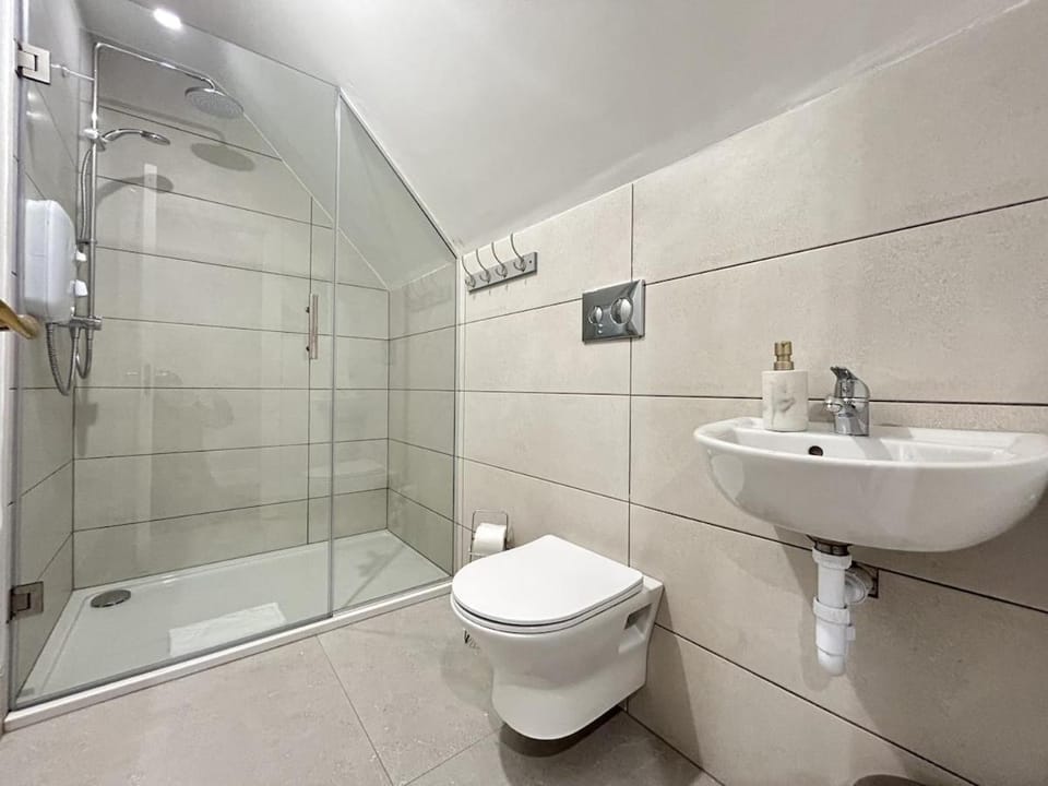 Shower, Toilet, Bathroom, towels