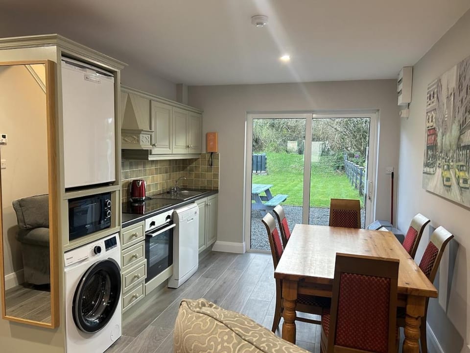 Kitchen or kitchenette, Living room, Seating area, Dining area, dishwasher, oven, stove, toaster, washing machine