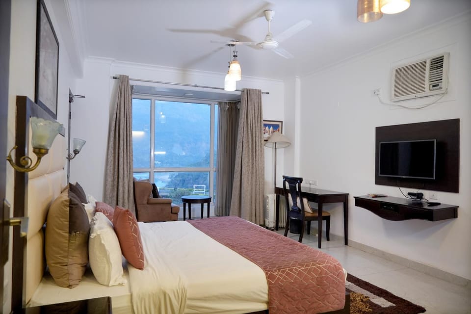 Bed, TV and multimedia, Photo of the whole room, Bedroom, fireplace, air conditioner