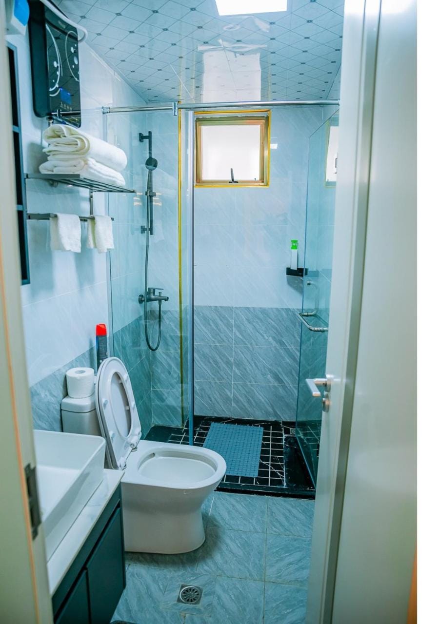 Shower, Toilet, Bathroom, Bath, towels