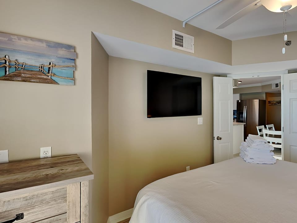 Bed, TV and multimedia, Bedroom