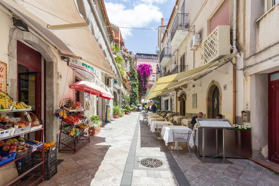Property building, Day, Neighbourhood, Food and drinks, Food, City view, Street view