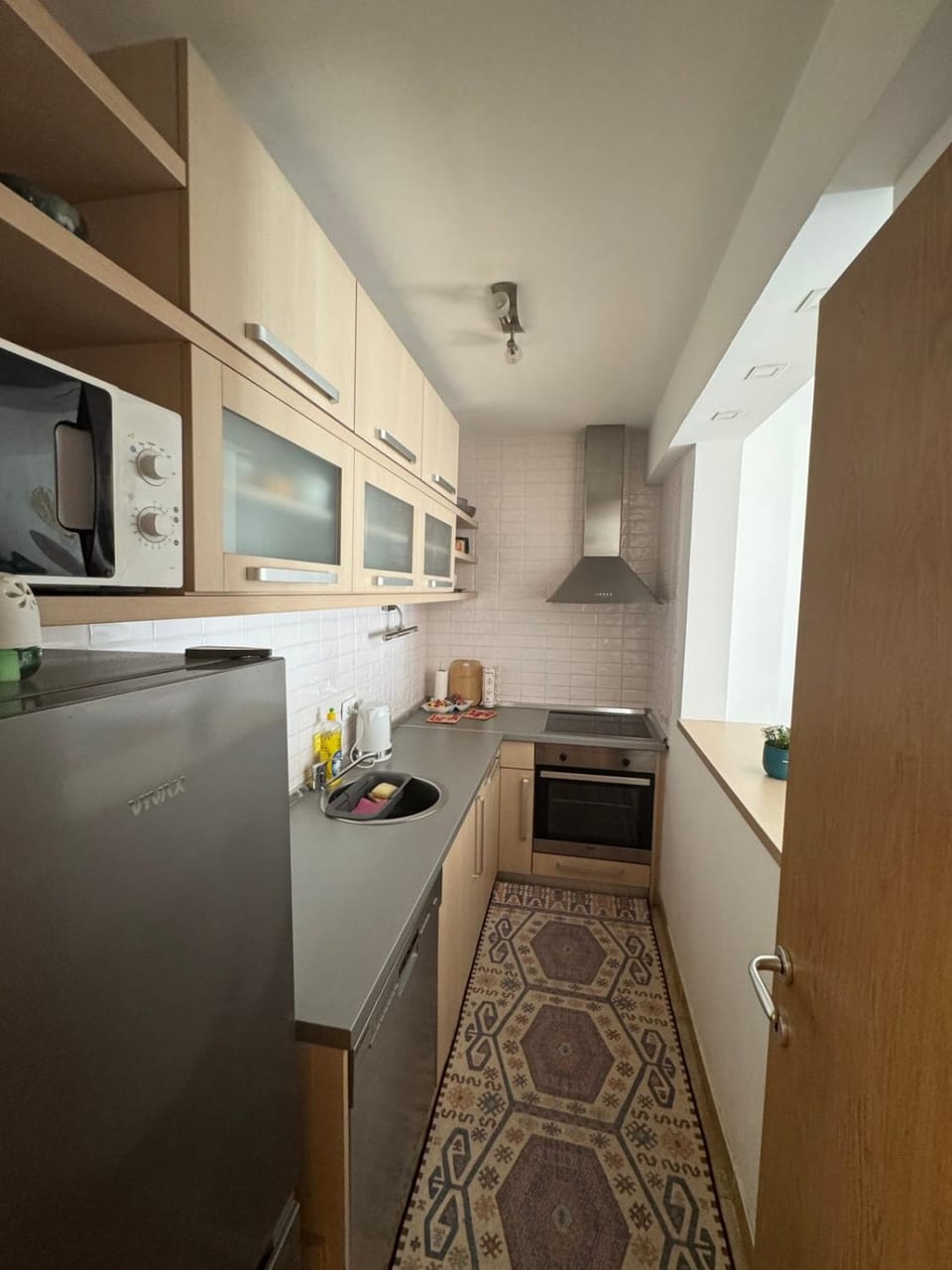Kitchen or kitchenette, dishwasher, oven