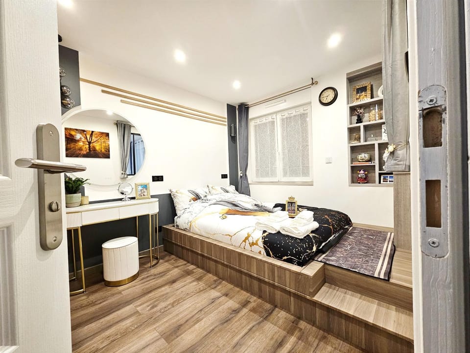 Bed, Bedroom, hair dresser