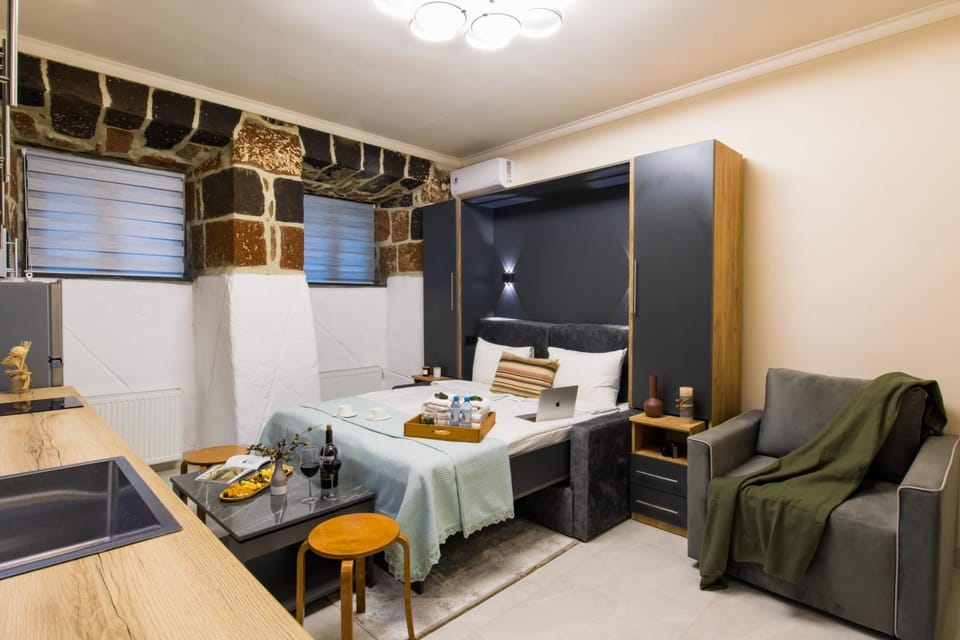 Bed, Seating area