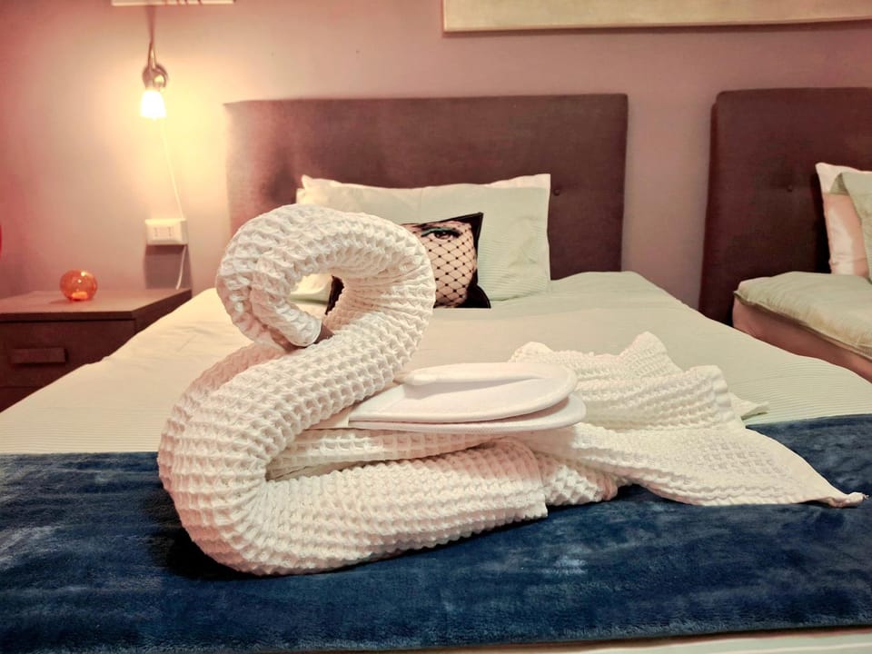 Bed, towels