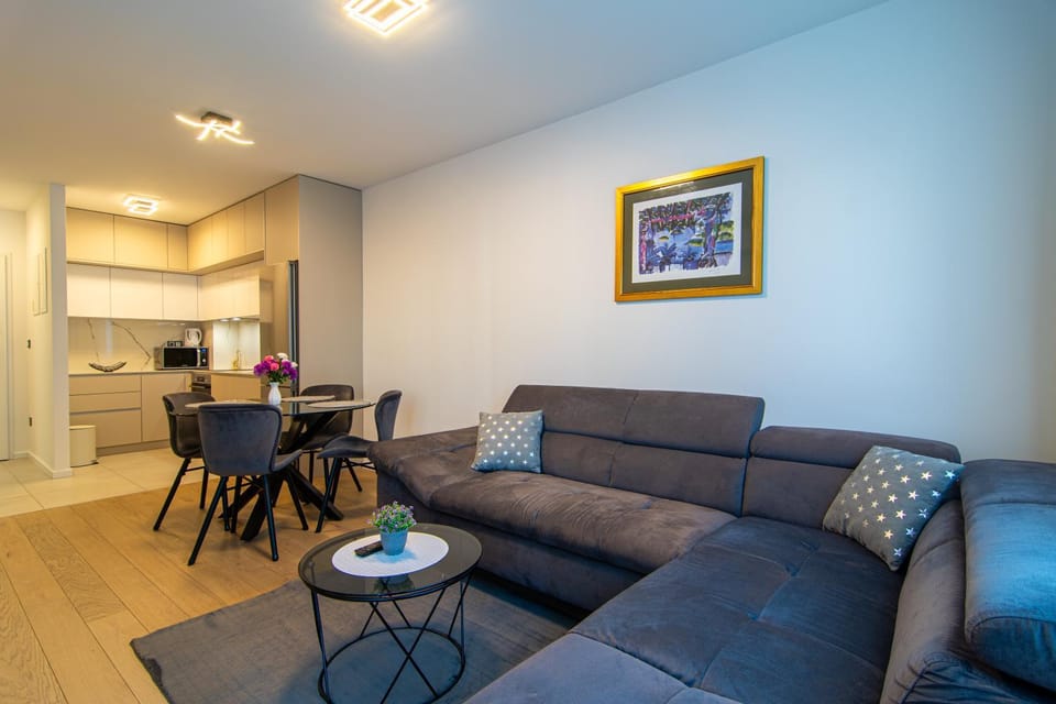Kitchen or kitchenette, Living room, Seating area, Dining area, Family, microwave, oven, stove