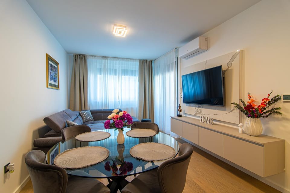 TV and multimedia, Living room, Seating area, Dining area, Family, heating, internet, air conditioner